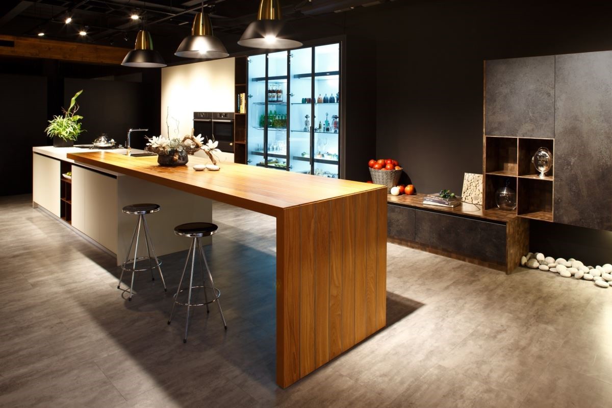 玻璃門片結合燈光照明,讓日常收納展示餐具、食物的高櫃,彷彿精緻的藝術展演場,成為吸睛亮點。(雅登廚飾/台南店) 玻璃門片結合燈光照明,讓日常收納展示餐具、食物的高櫃,彷彿精緻的藝術展演場,成為吸睛亮點。(雅登廚飾/台南店)