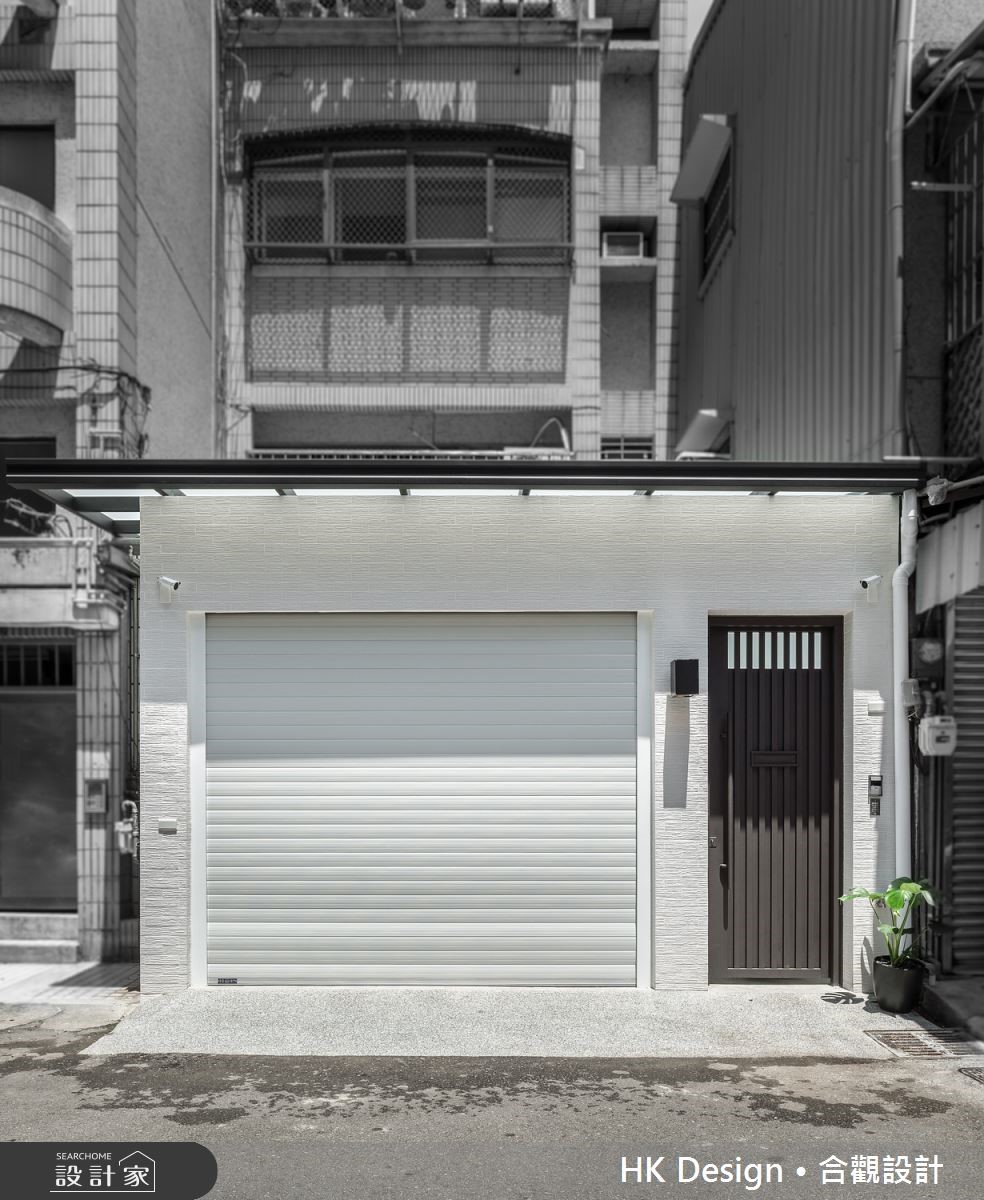 50坪的複層居家,設計師將原本老式長型屋常有採光不佳