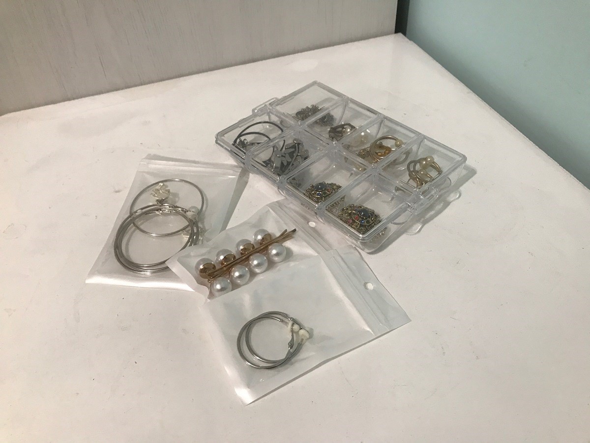 項鍊、耳環可以利用藥盒或夾鏈袋收納。 項鍊、耳環可以利用藥盒或夾鏈袋收納。