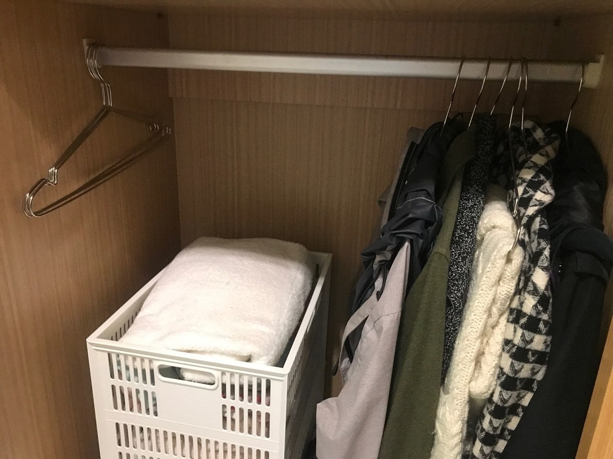 衣櫃內的空衣架集中區。 衣櫃內的空衣架集中區。