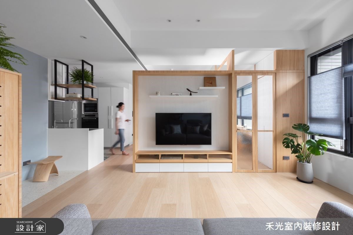 客廳電視牆以水平垂直線條,豐富視覺層次感。 客廳電視牆以水平垂直線條,豐富視覺層次感。