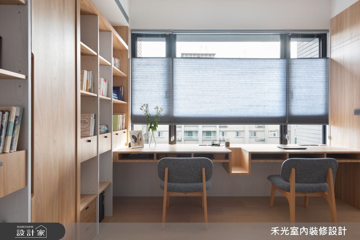 書桌規劃於窗邊,讓閱讀時也能有窗外景致伴隨。 書桌規劃於窗邊,讓閱讀時也能有窗外景致伴隨。
