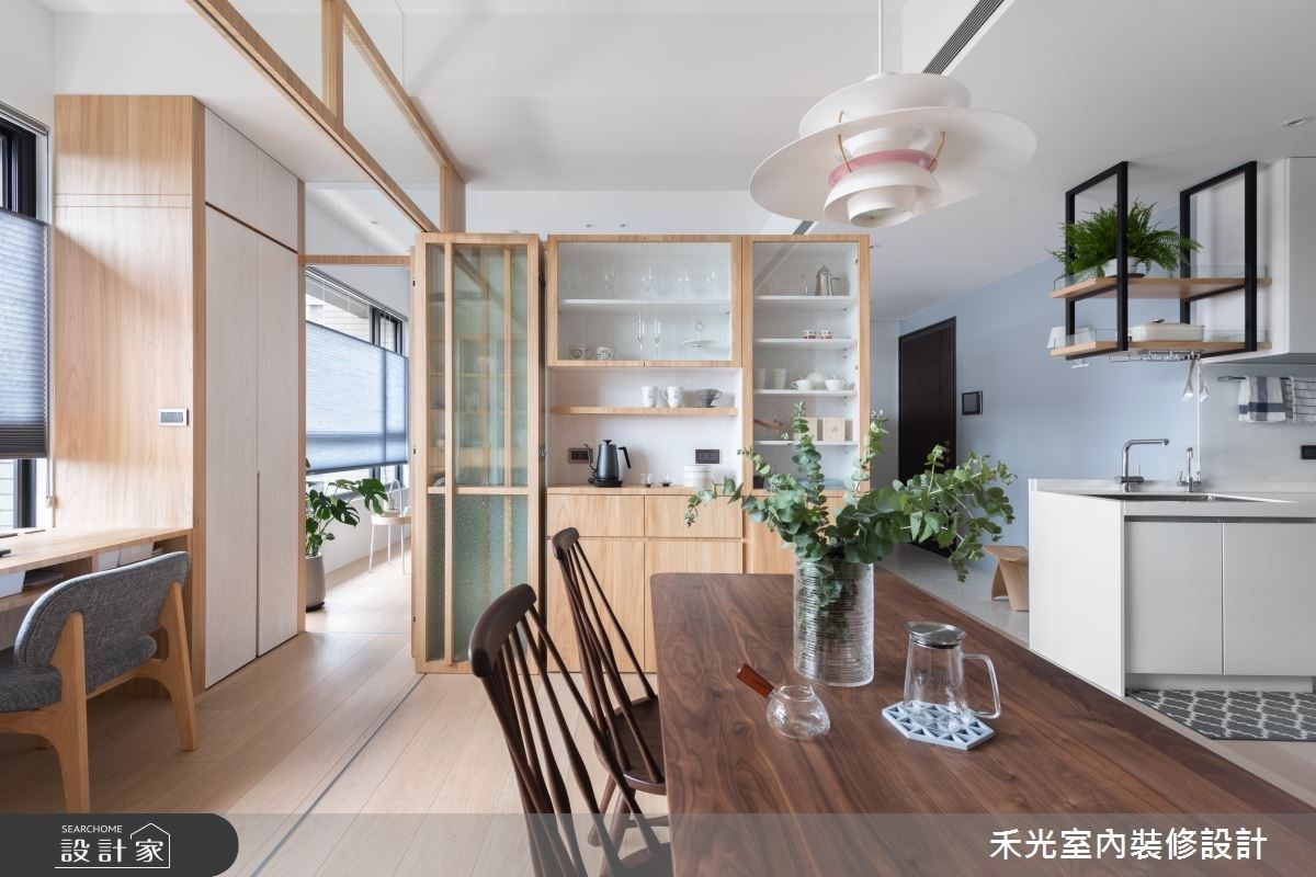 巧妙於櫃體兩側創造回字型動線,使屋主生活更加便利。 巧妙於櫃體兩側創造回字型動線,使屋主生活更加便利。