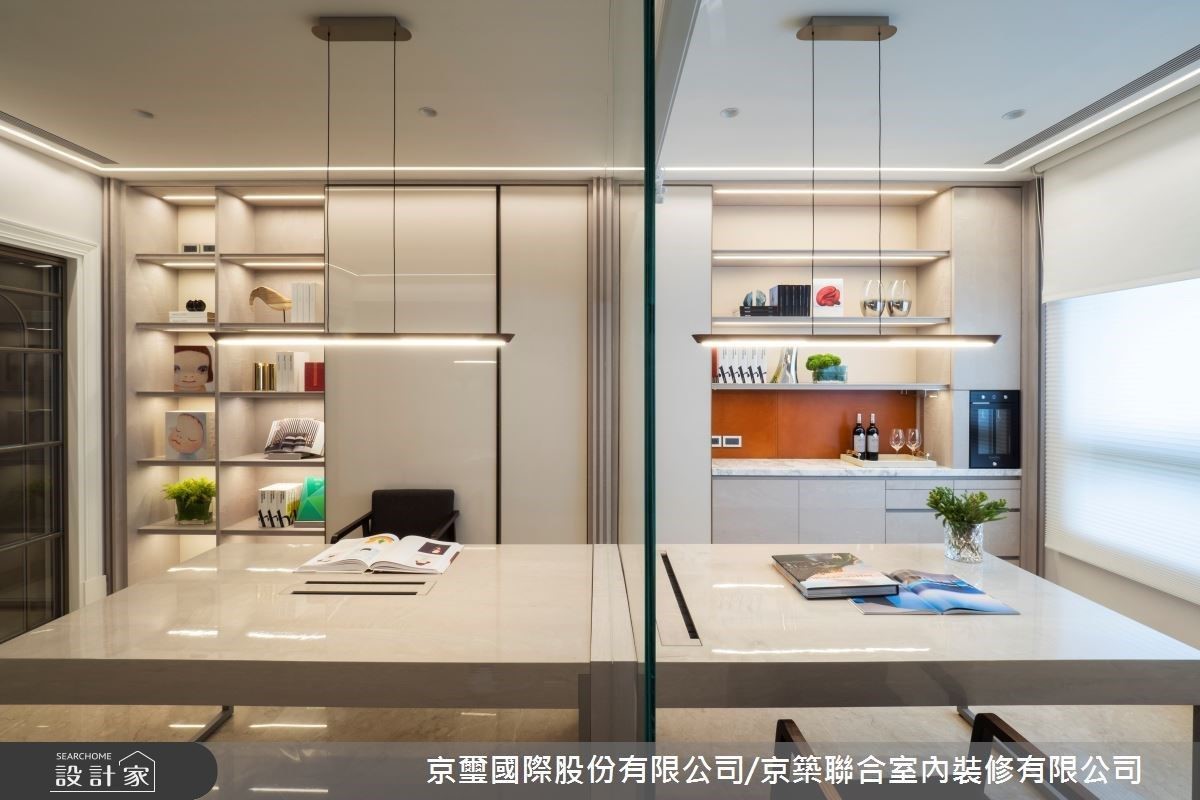 親子共讀書區以玻璃隔屏區隔空間,打造緊密又獨立的客製書房。 親子共讀書區以玻璃隔屏區隔空間,打造緊密又獨立的客製書房。