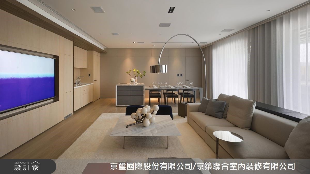 一體成型的電視櫃與備餐櫃設計,兼具收納與美感的空間端景。 一體成型的電視櫃與備餐櫃設計,兼具收納與美感的空間端景。