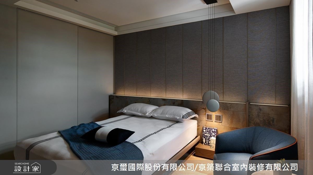 臥室以柔和燈光搭配沉穩色調,營造舒適睡眠場域。 臥室以柔和燈光搭配沉穩色調,營造舒適睡眠場域。
