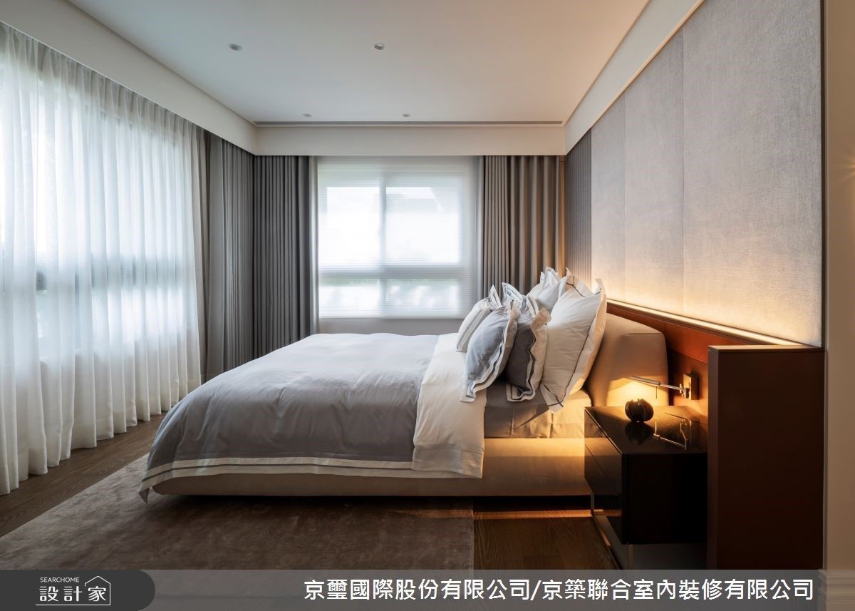 主臥以溫暖的大地色系鋪陳氛圍,搭配燈光相互輝映展現設計的細緻質感。 主臥以溫暖的大地色系鋪陳氛圍,搭配燈光相互輝映展現設計的細緻質感。