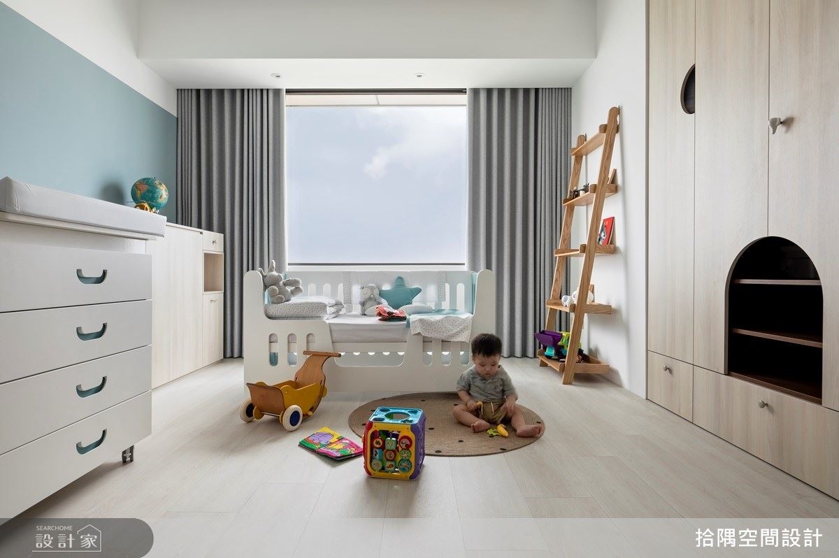 小孩房以藍色及圓拱造型挹注濃厚的童趣韻味。 小孩房以藍色及圓拱造型挹注濃厚的童趣韻味。