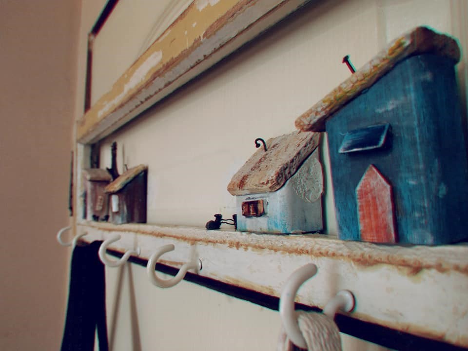 掛衣架的小屋也是 DIY 作品。 掛衣架的小屋也是 DIY 作品。