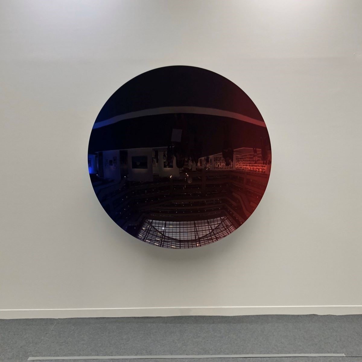 巨大的印裔英籍雕塑藝術家Anish Kapoor之作,是展場中最吸睛的焦點,隨著觀賞者的位移、談話,可感受到不同的環境狀態和意識。 巨大的印裔英籍雕塑藝術家Anish Kapoor之作,是展場中最吸睛的焦點,隨著觀賞者的位移、談話,可感受到不同的環境狀態和意識。