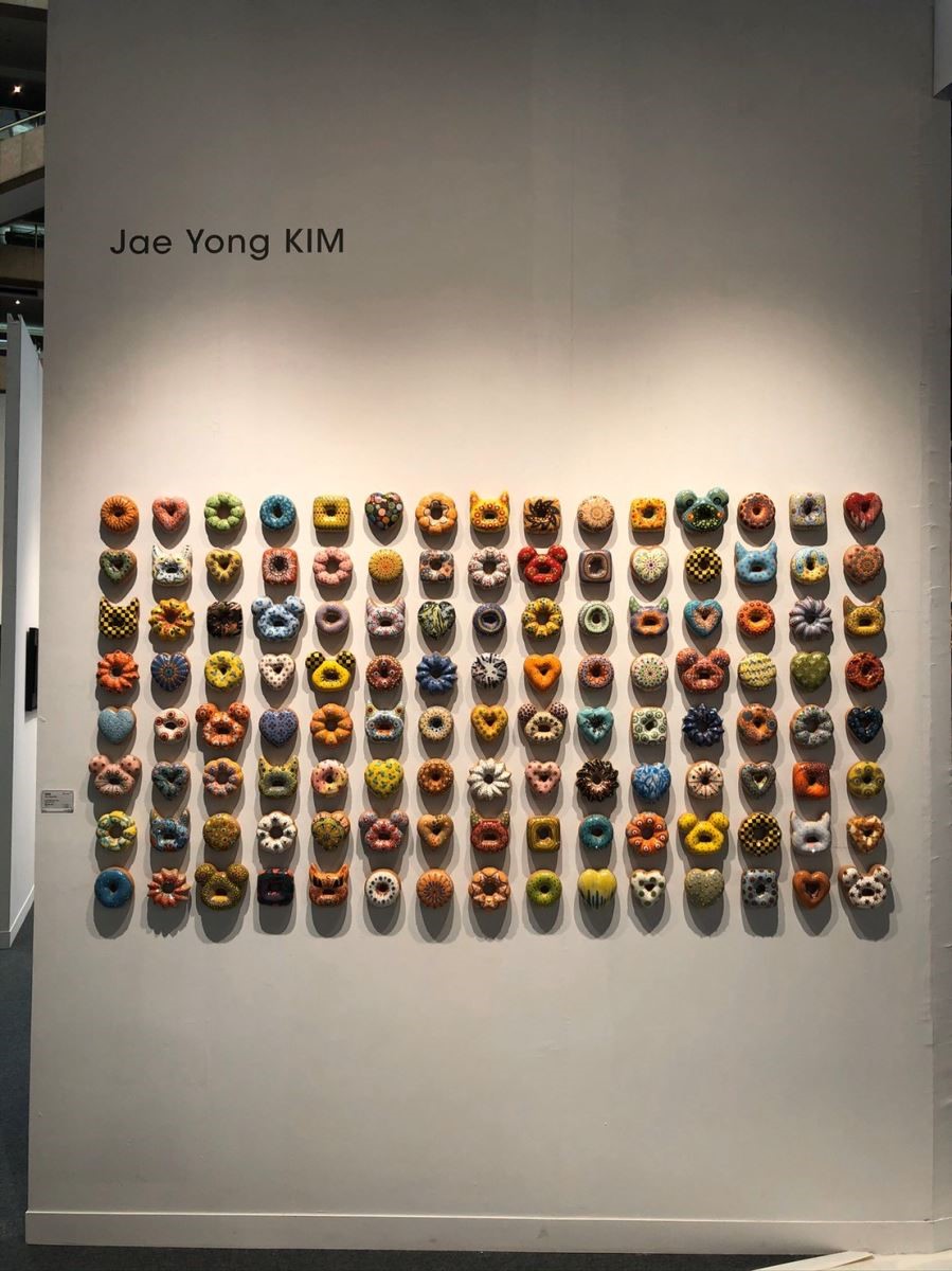 言午藝廊展出來自韓國的藝術家金載容,將甜甜圈可口多彩的模樣,通過陶瓷燒製,以精湛的上釉工法,呈現出趣味的樣貌。 言午藝廊展出來自韓國的藝術家金載容,將甜甜圈可口多彩的模樣,通過陶瓷燒製,以精湛的上釉工法,呈現出趣味的樣貌。