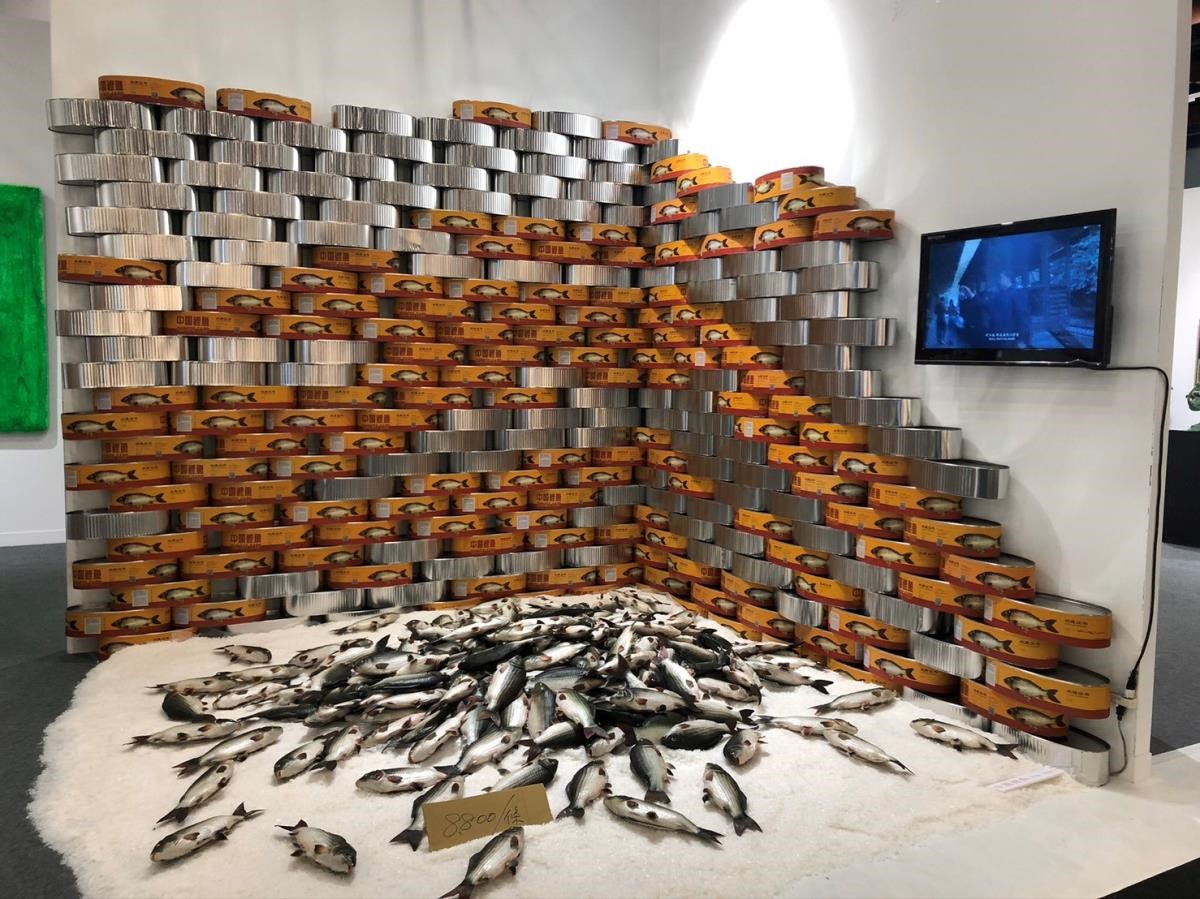 宛如把魚販的真實景況搬入展場,極具視覺震撼,每隻鯉魚均附有專屬罐頭收藏盒,也可靠電動擺動尾巴,栩栩如生。凡亞丁丁藝術空間、沈少民。 宛如把魚販的真實景況搬入展場,極具視覺震撼,每隻鯉魚均附有專屬罐頭收藏盒,也可靠電動擺動尾巴,栩栩如生。凡亞丁丁藝術空間、沈少民。