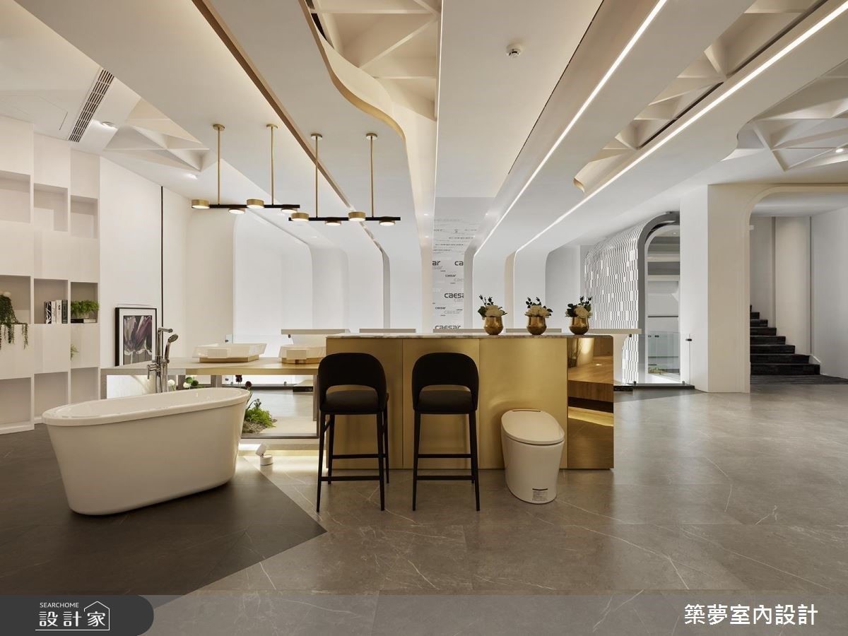 圓弧、幾何天花造型體現施作精湛工藝,並以斜向抬升地坪,自然導引向右參觀動線。 圓弧、幾何天花造型體現施作精湛工藝,並以斜向抬升地坪,自然導引向右參觀動線。