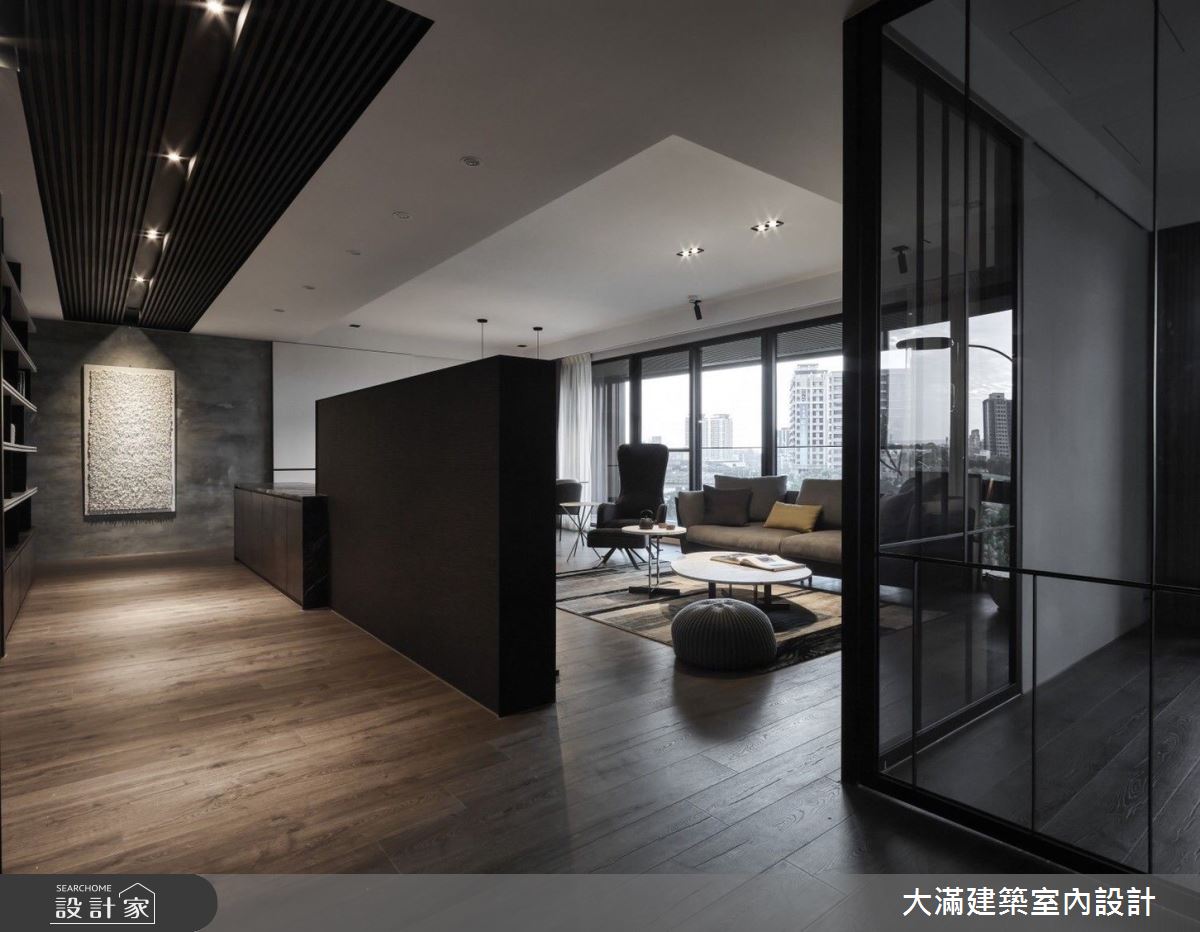 屋主從事精品,又有眾多收藏,空間視覺自然要有人文底