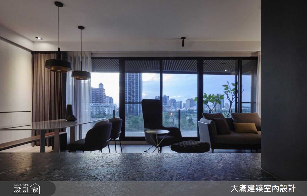 屋主從事精品,又有眾多收藏,空間視覺自然要有人文底