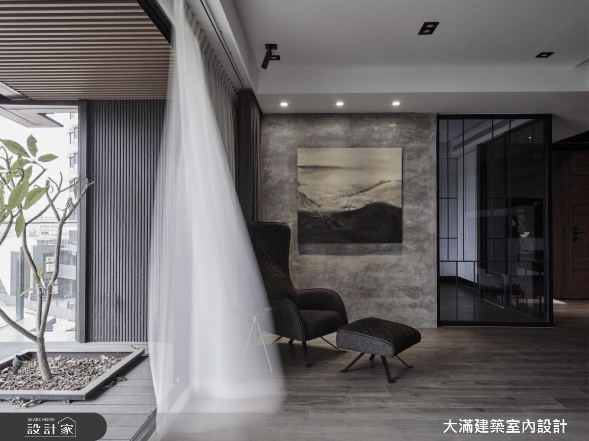屋主從事精品,又有眾多收藏,空間視覺自然要有人文底