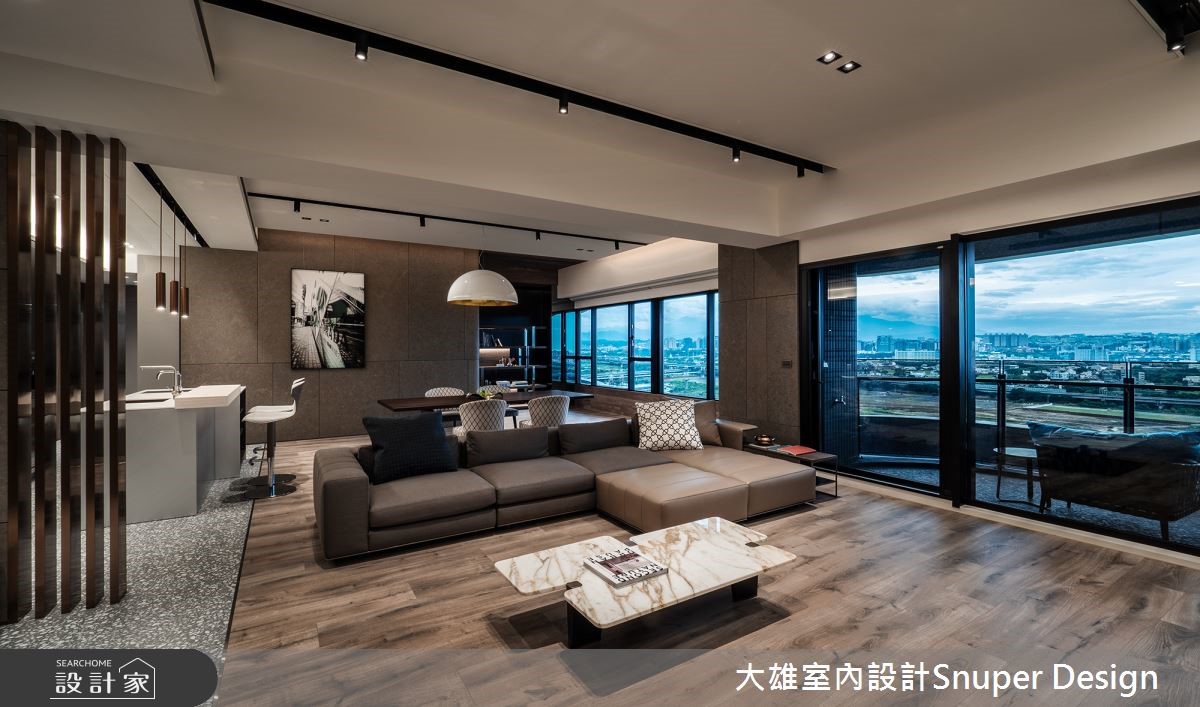 依循地理位置的河岸景緻,70 坪的現代風大宅拉低水平