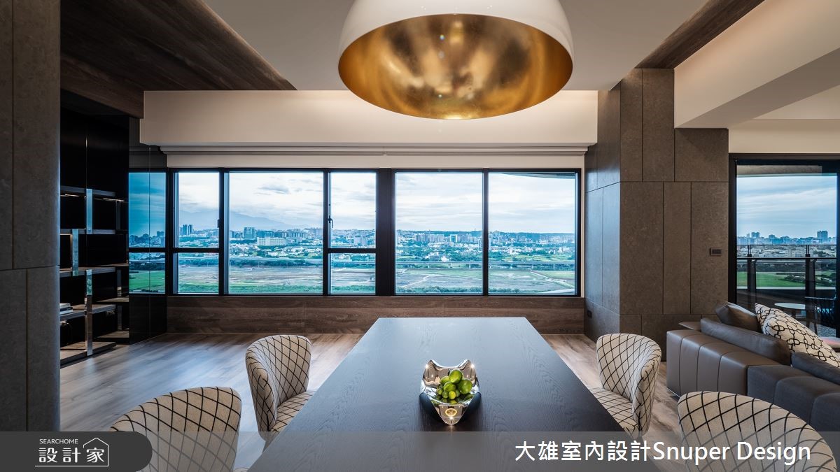 依循地理位置的河岸景緻,70 坪的現代風大宅拉低水平