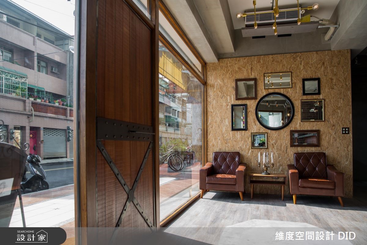 本案為 23 坪老屋改建而成的特色髮廊,設計師突破制式