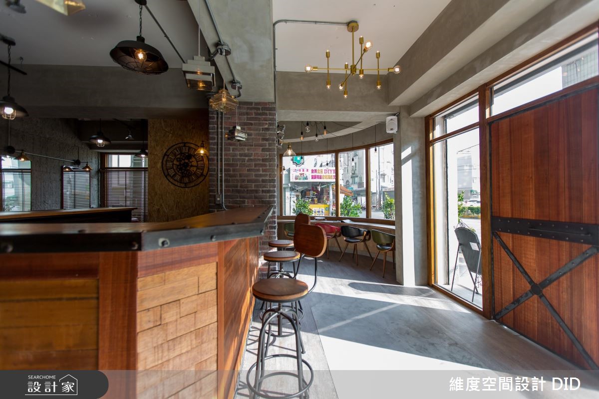 本案為 23 坪老屋改建而成的特色髮廊,設計師突破制式