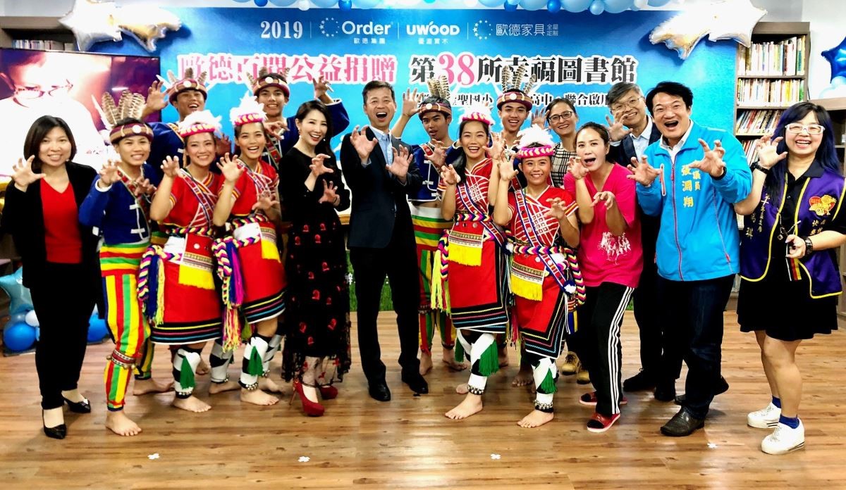 八斗高中同學以「原鄉活力」原住民傳統舞蹈,為歐德集團百閱公益,熱鬧開場揭開序幕。 八斗高中同學以「原鄉活力」原住民傳統舞蹈,為歐德集團百閱公益,熱鬧開場揭開序幕。