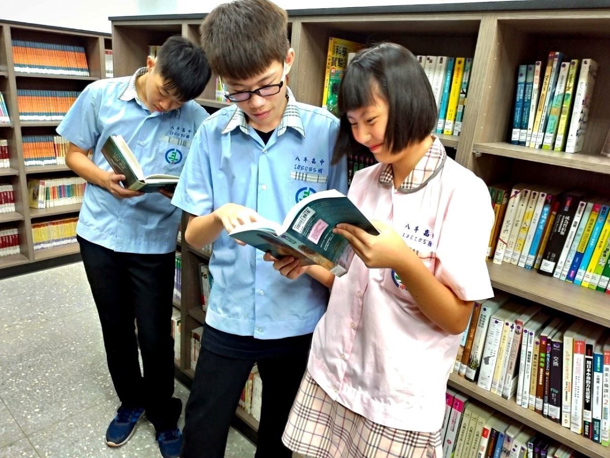 八斗高中學生們沈浸在歐德集團以環保健康綠建材打造的「幸福圖書館」,快樂閱讀。 八斗高中學生們沈浸在歐德集團以環保健康綠建材打造的「幸福圖書館」,快樂閱讀。