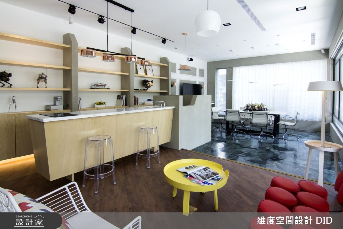 行經 20 坪的玻璃帷幕老屋,灰色外牆、黃銅吊燈指引人