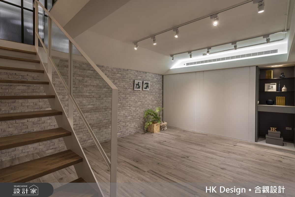 複層老屋經由格局拆解後,藉由打造通透樓梯結構,破解