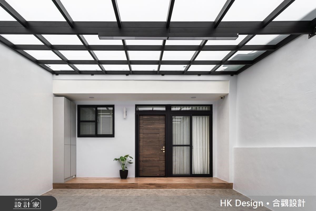 複層老屋經由格局拆解後,藉由打造通透樓梯結構,破解