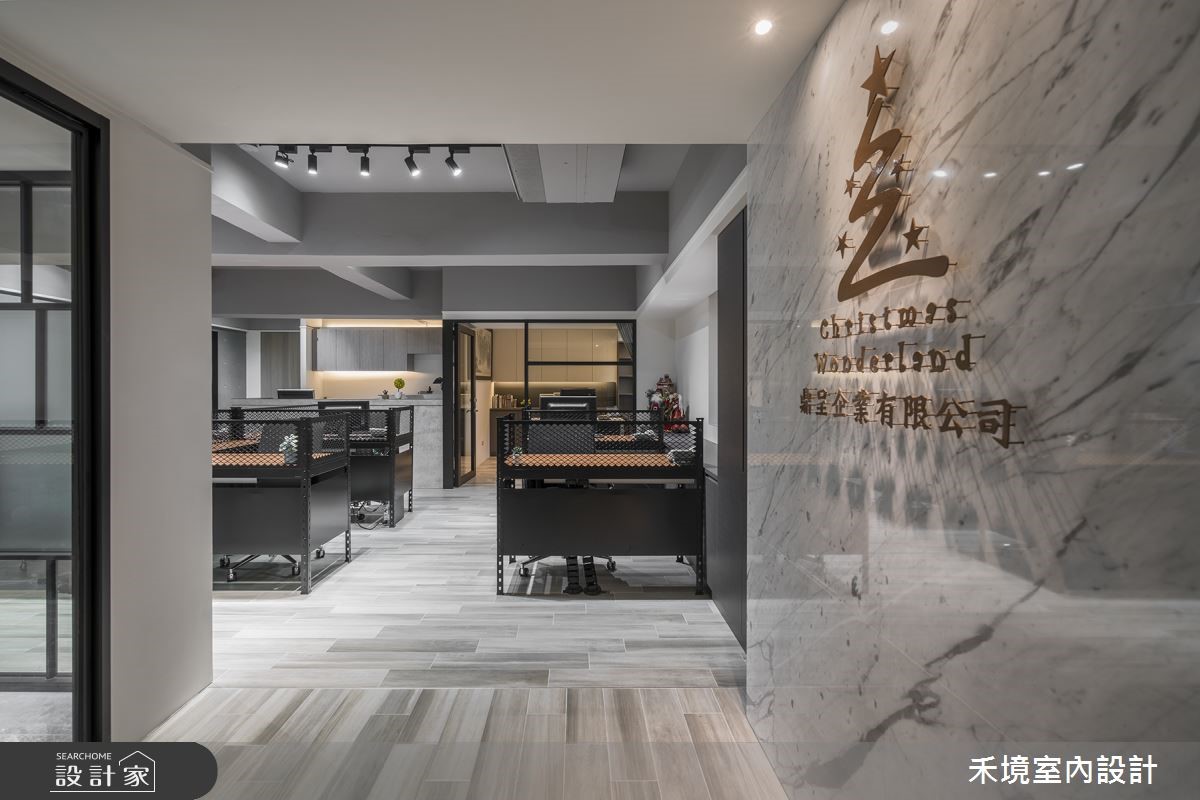 位於北市中山區的44坪商辦空間,前身為老屋,設計團隊