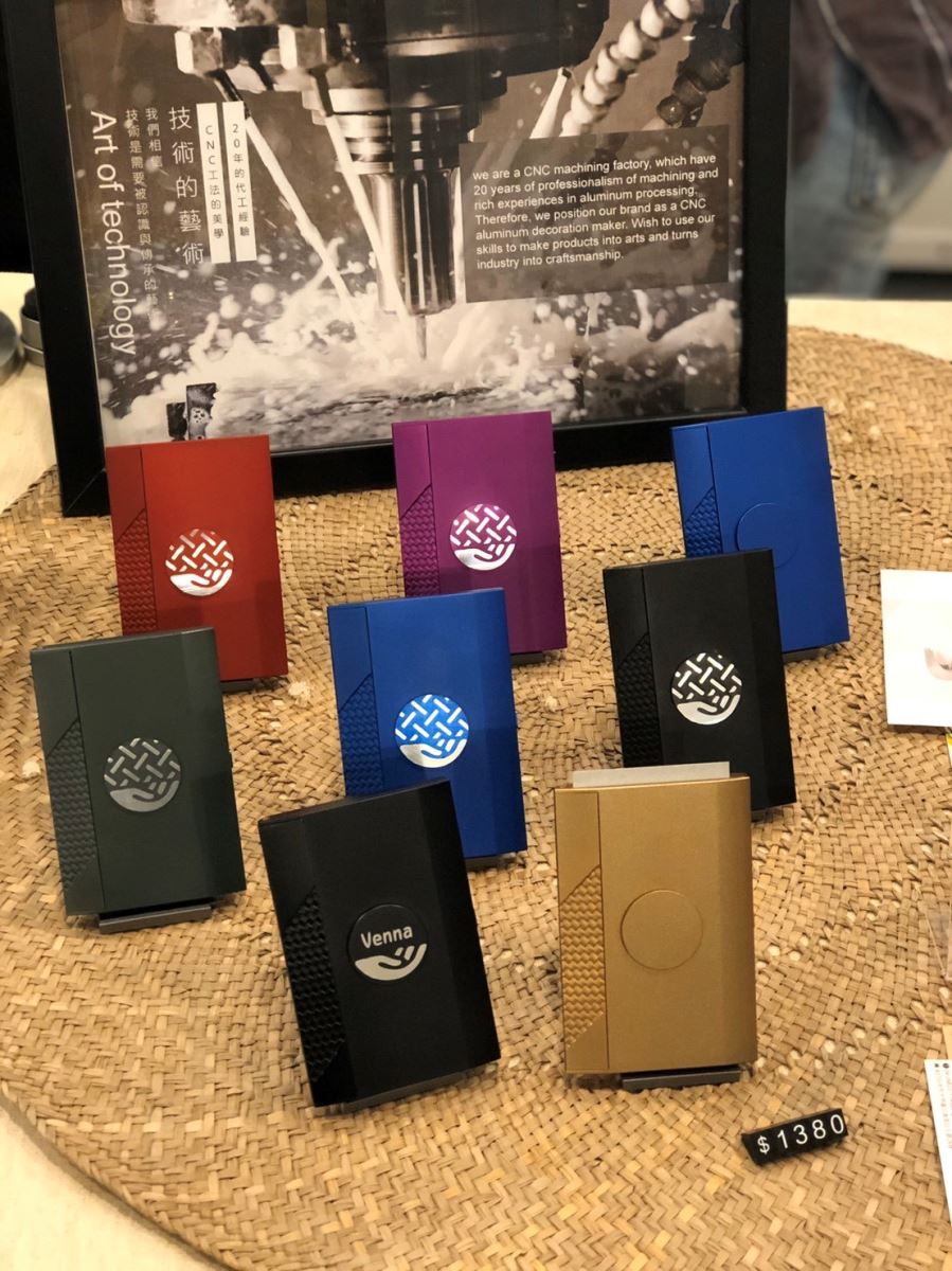 全CNC金屬工藝所雕刻而成的鋁合金名片夾,通過台灣擅長的工業技術,詮釋藺草編織的工藝美學。 全CNC金屬工藝所雕刻而成的鋁合金名片夾,通過台灣擅長的工業技術,詮釋藺草編織的工藝美學。