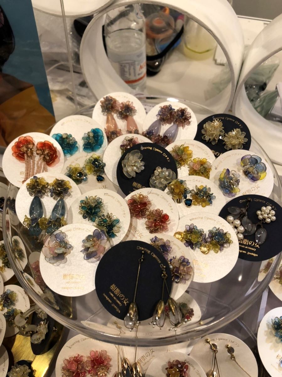 來自日本廣島縣的樹脂之女,是一位模特爾創立的品牌,以Dip Art(水晶花藝)作為創作靈感,也是展場中的排隊攤位。 來自日本廣島縣的樹脂之女,是一位模特爾創立的品牌,以Dip Art(水晶花藝)作為創作靈感,也是展場中的排隊攤位。