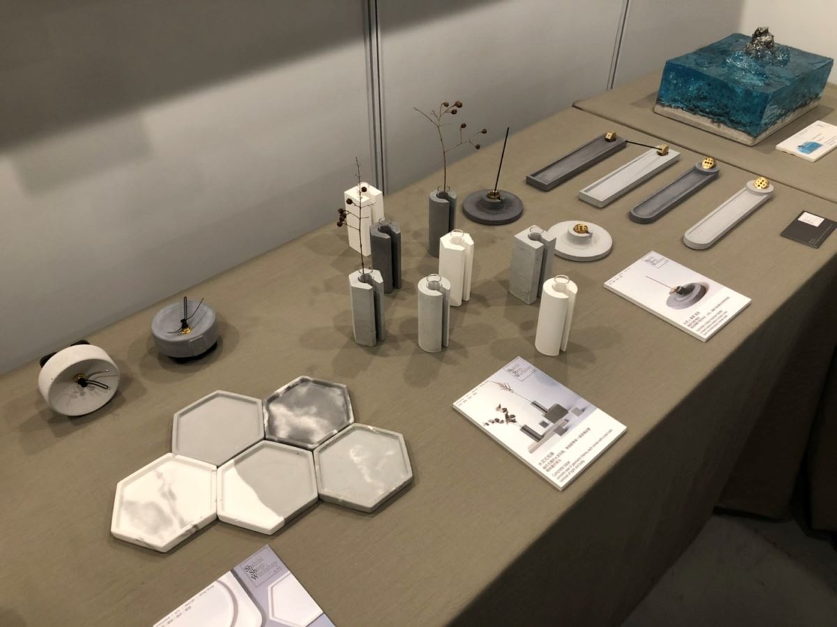 香港品牌Shabibi Sheep Workshop,以水泥材質結合樹脂,創作出許多有特色、極簡的家居物件。 香港品牌Shabibi Sheep Workshop,以水泥材質結合樹脂,創作出許多有特色、極簡的家居物件。