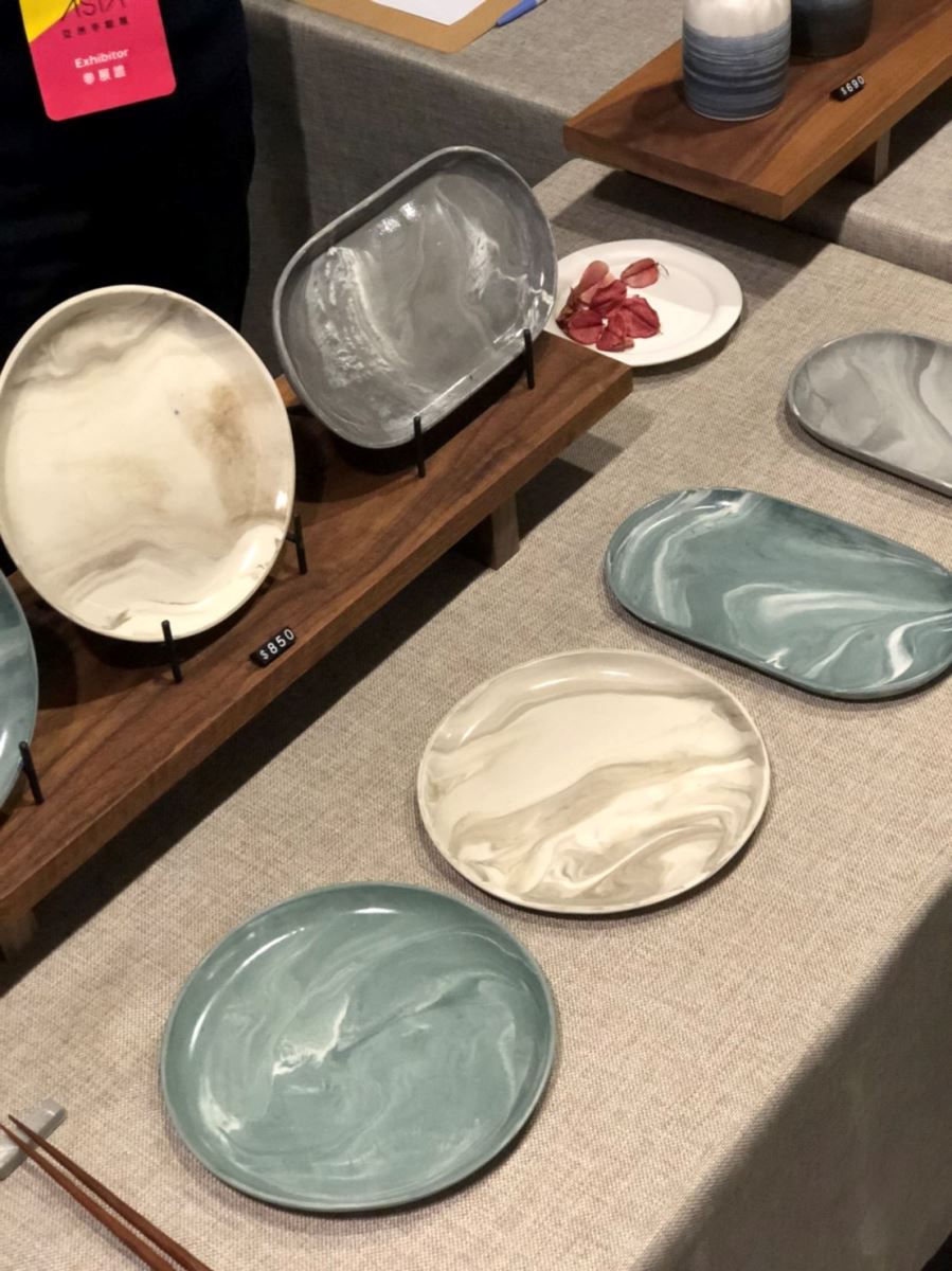 品牌「手路」以瓷土燒製出仿星球質地和紋理盤子;以及有日出意象的杯子。 品牌「手路」以瓷土燒製出仿星球質地和紋理盤子;以及有日出意象的杯子。