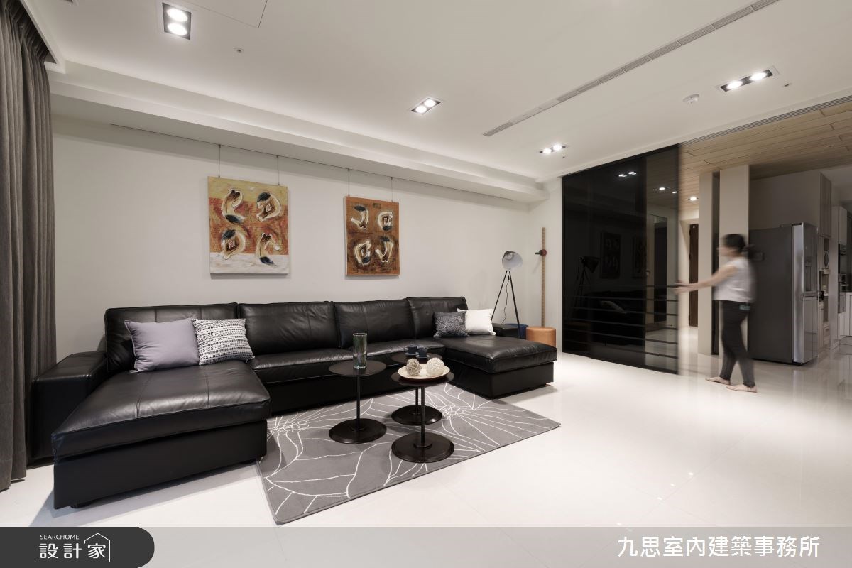 45坪的現代風公寓,屋主夫妻帶著學齡前的一雙兒女,預