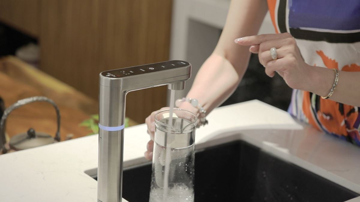 飲水器龍頭、熱缸、加熱器皆採用醫療級 SUS316 不鏽鋼,造型簡約時尚,同時耐酸鹼,為屋主把關健康。 飲水器龍頭、熱缸、加熱器皆採用醫療級 SUS316 不鏽鋼,造型簡約時尚,同時耐酸鹼,為屋主把關健康。