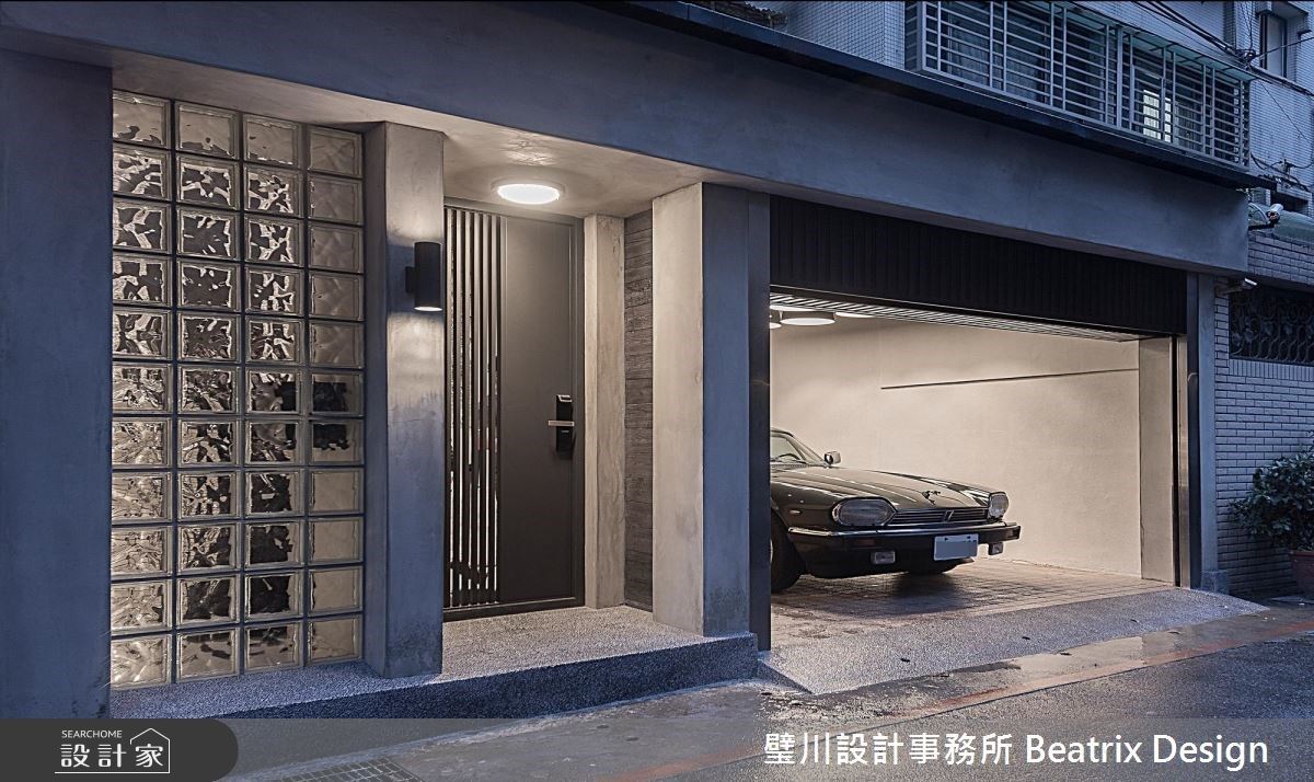 一棟老公寓,上下兩層,一樓是少見的架高,為了將光線