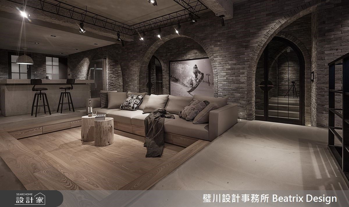 一棟老公寓,上下兩層,一樓是少見的架高,為了將光線