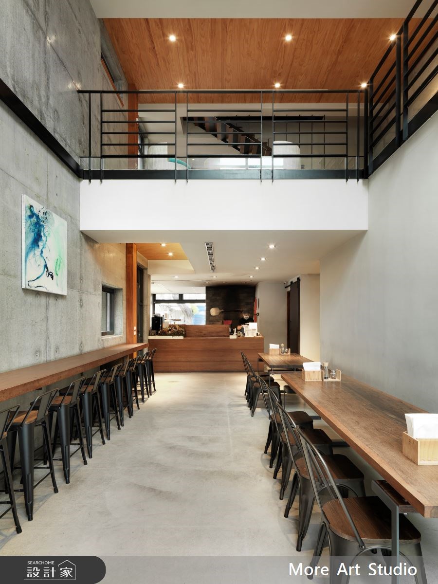 自地自建3.5層樓共100坪的披薩店,不像一般的餐飲空間
