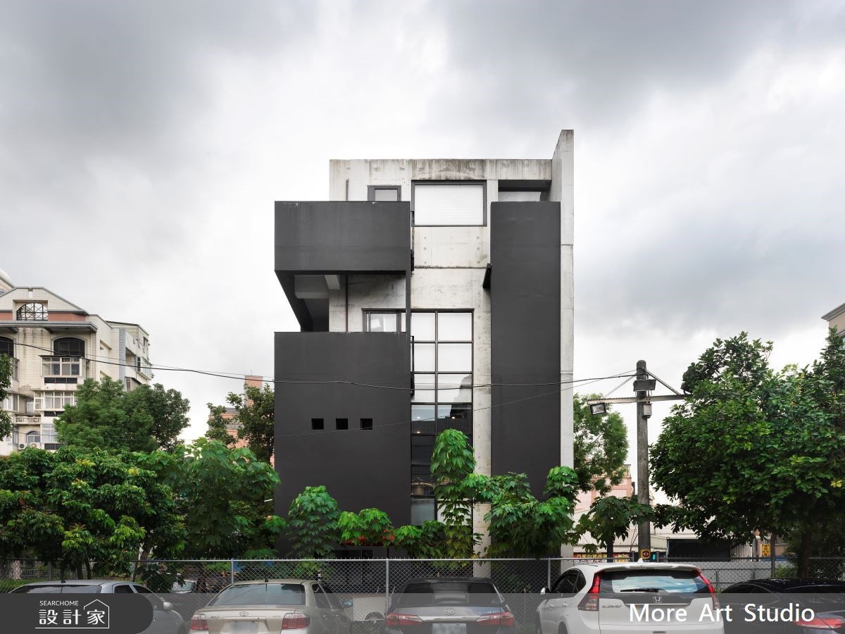 自地自建3.5層樓共100坪的披薩店,不像一般的餐飲空間