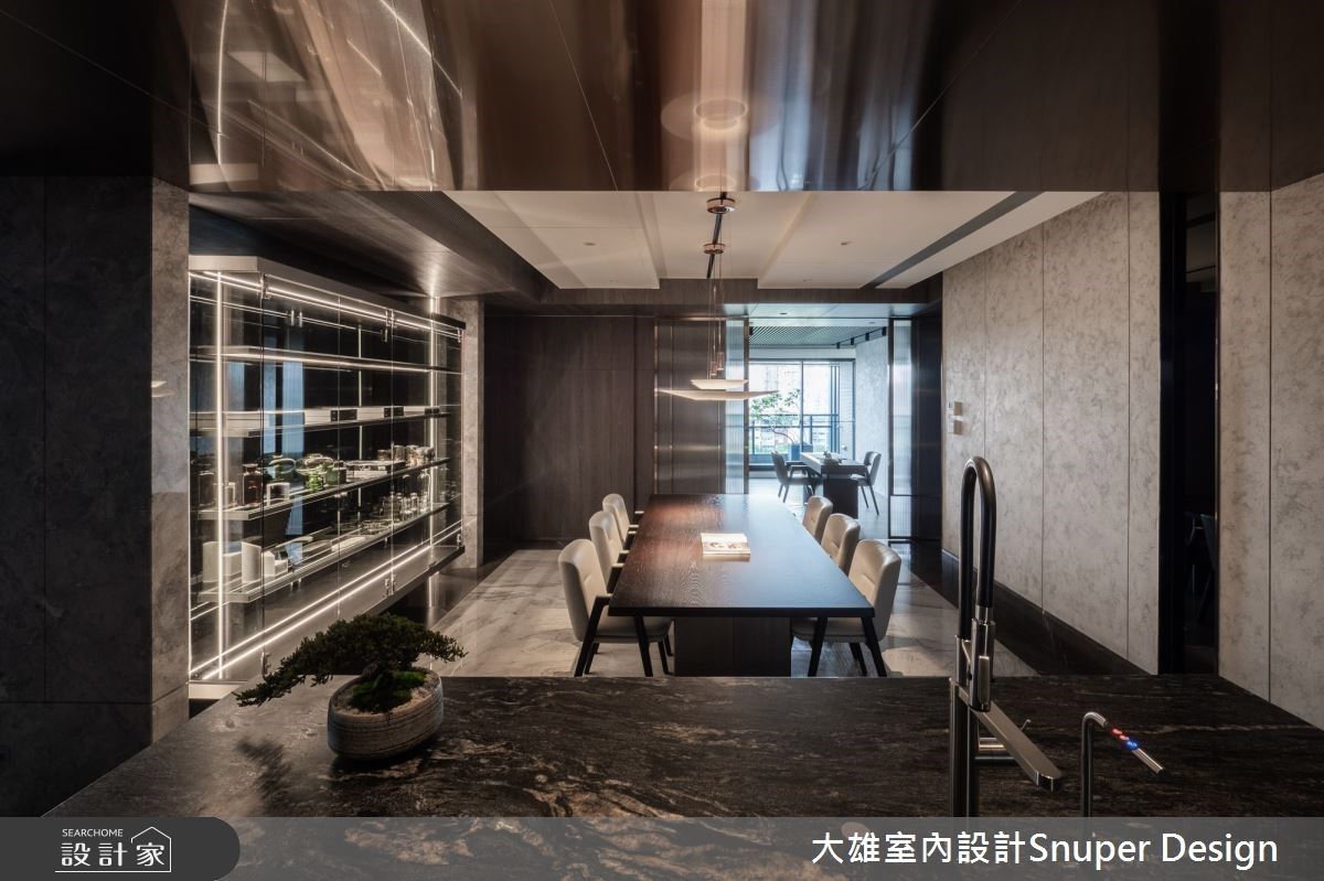 餐廳在大理石中島,與訂製玻璃精品櫃的細膩規劃中,完美體現經典空間品味。 餐廳在大理石中島,與訂製玻璃精品櫃的細膩規劃中,完美體現經典空間品味。