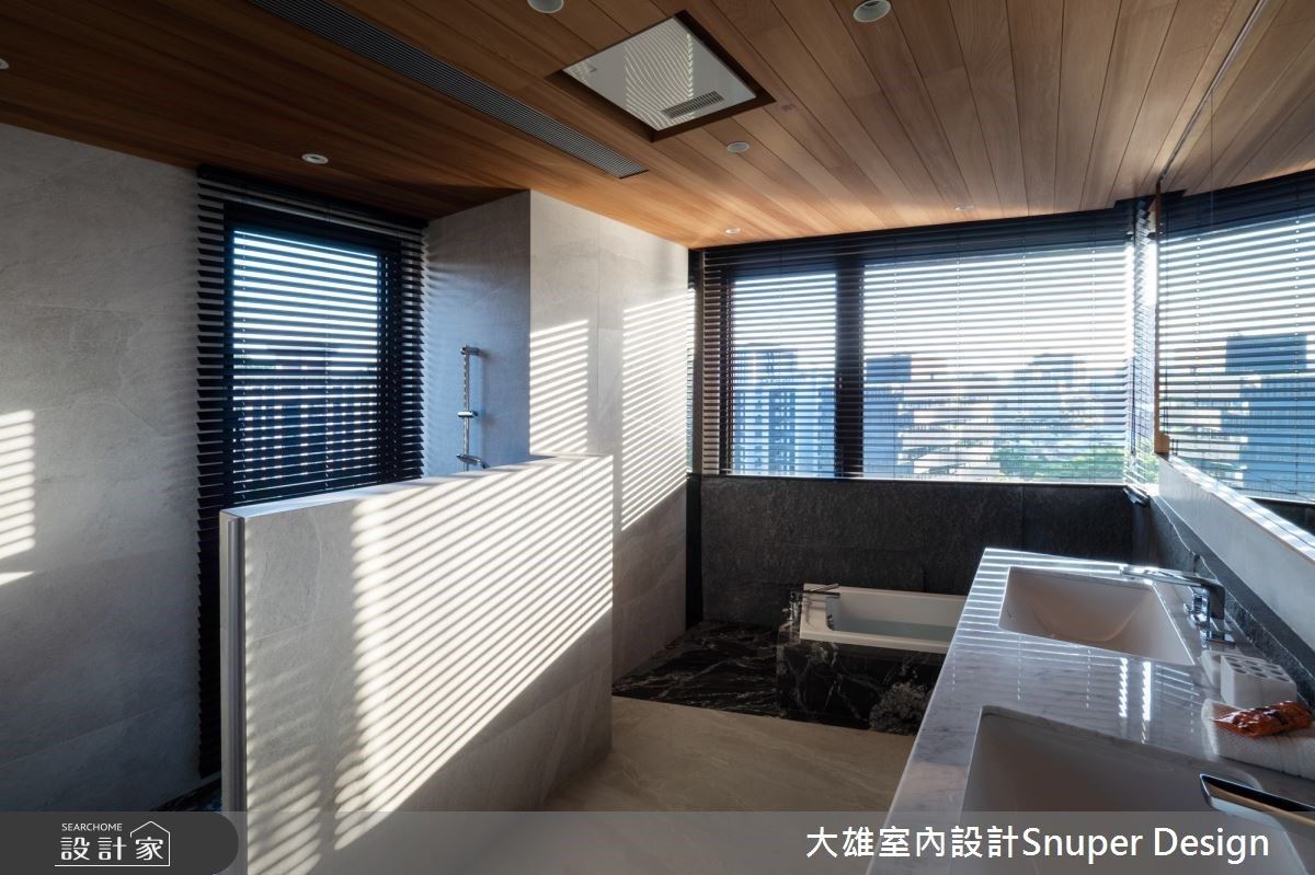 主浴沿窗面規劃泡湯浴缸,並於天花鋪陳檜木清香,打造專屬屋主的度假湯屋。 主浴沿窗面規劃泡湯浴缸,並於天花鋪陳檜木清香,打造專屬屋主的度假湯屋。