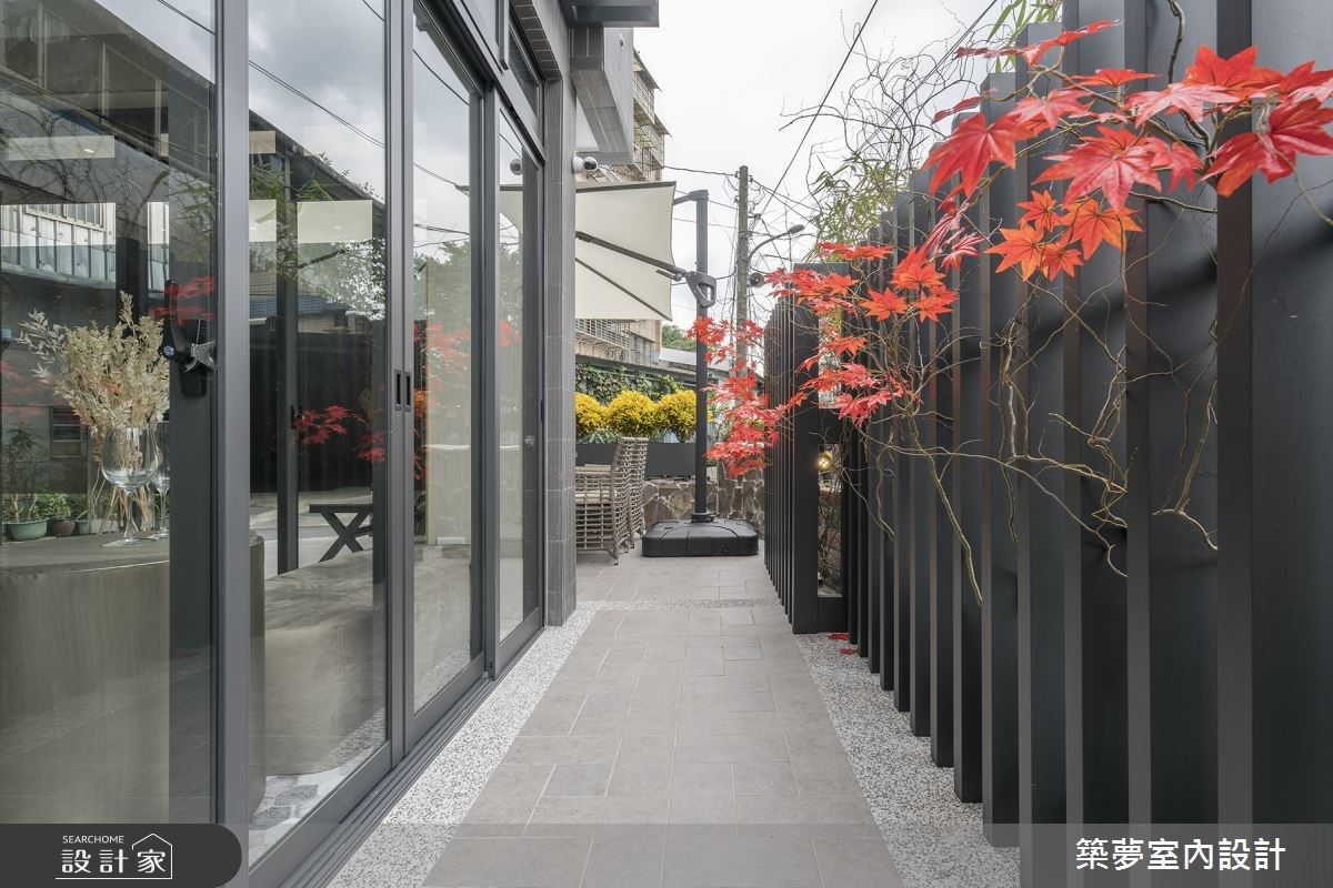 獨有格柵手法,建構度假民宿庭院美景。 獨有格柵手法,建構度假民宿庭院美景。