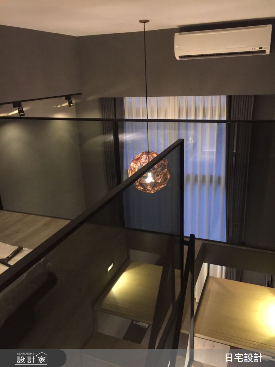 中古屋的小宅空間,原本室內太暗、夾層做太滿,設計師