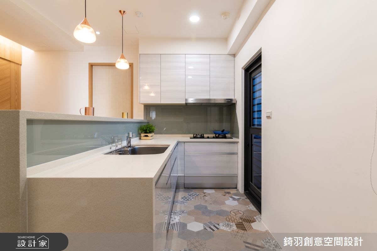 一家四口準備入住這間 45 坪的雙拼老屋,考量到既有格