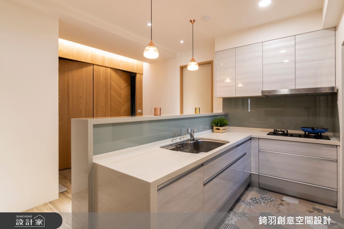 一家四口準備入住這間 45 坪的雙拼老屋,考量到既有格