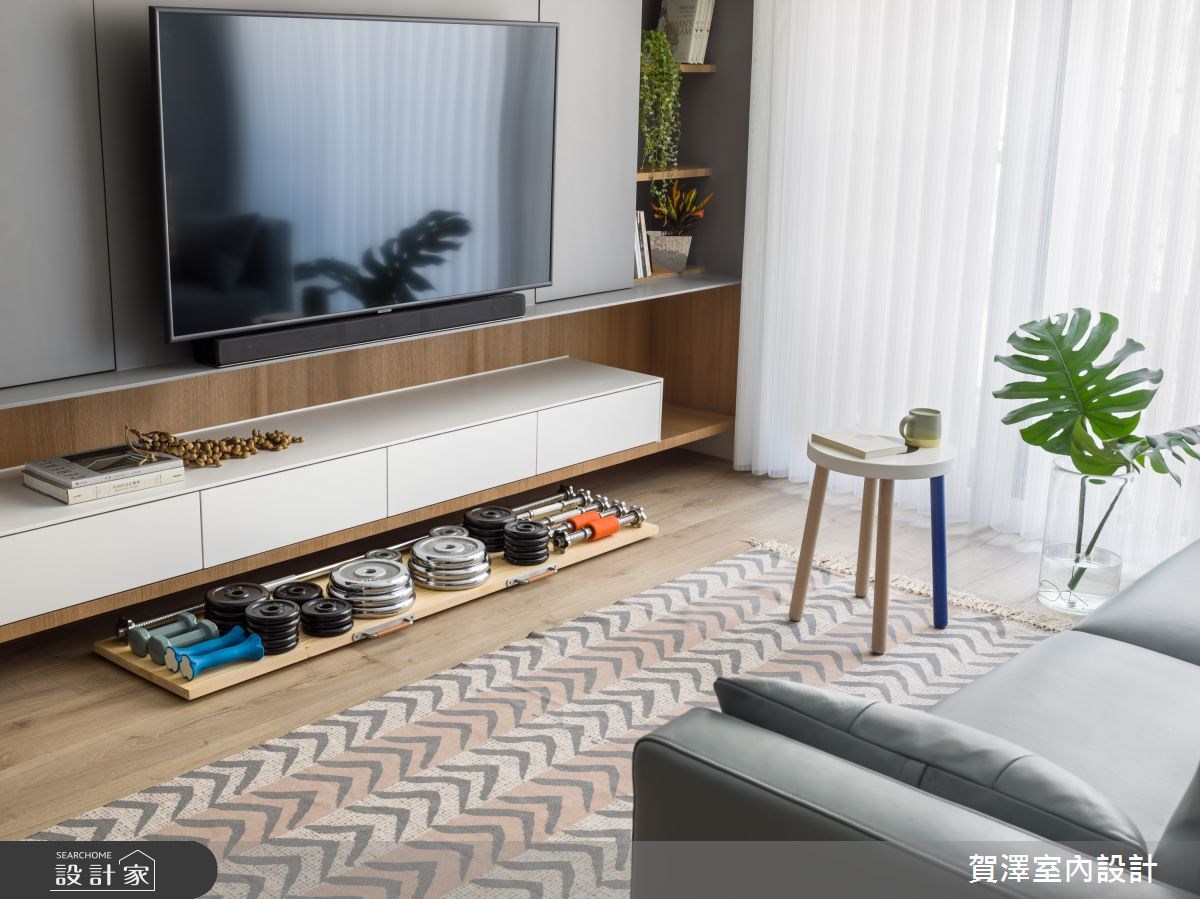 24 坪新居屋主喜愛看電影、健身,狹長的客廳有觀影需