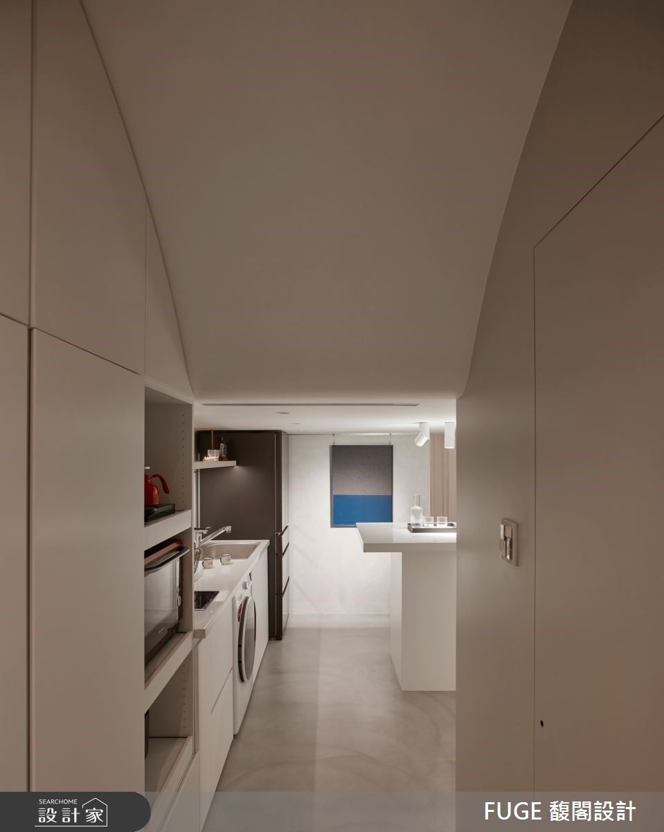 廚房和中島位於樓中樓下方,中島即作為餐桌用途,緊鄰廚房上菜動線便利,同時也減省空間,為小戶型爭取更多活動空間。 廚房和中島位於樓中樓下方,中島即作為餐桌用途,緊鄰廚房上菜動線便利,同時也減省空間,為小戶型爭取更多活動空間。