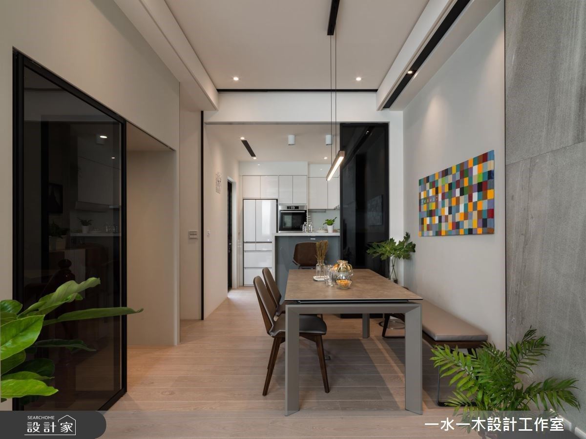 在餐廳與廚房間的檯面,下廚做飯時可做為備料的檯面,悠閒的假日或下午,可以在這裡沖一杯手沖咖啡,悠閒享受平凡而微小的日常。 在餐廳與廚房間的檯面,下廚做飯時可做為備料的檯面,悠閒的假日或下午,可以在這裡沖一杯手沖咖啡,悠閒享受平凡而微小的日常。