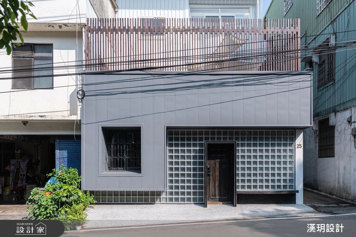 擔任攝影師的屋主購入37年屋齡的透天厝,期望能保留中